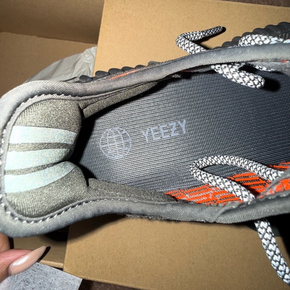 Yeezy Boost 350 V2 'Carbon Beluga' - Picture 3 of 6